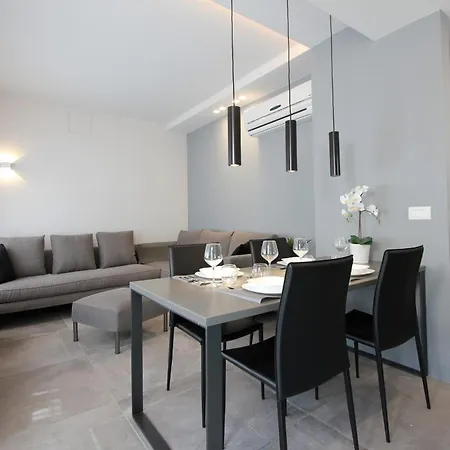 Foscarini Apartment *